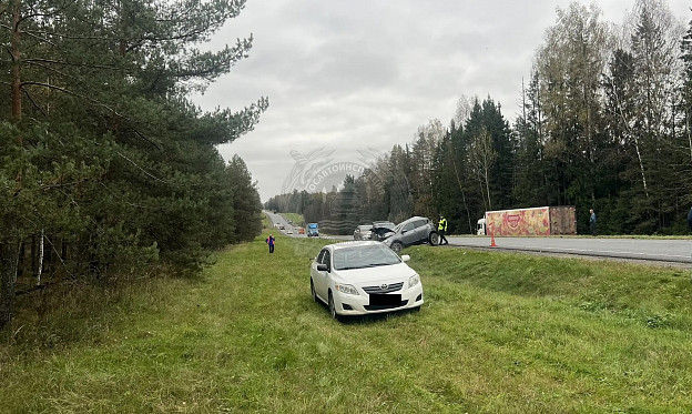 В Лежневском районе произошло тройное ДТП с грузовиком и двумя легковушками